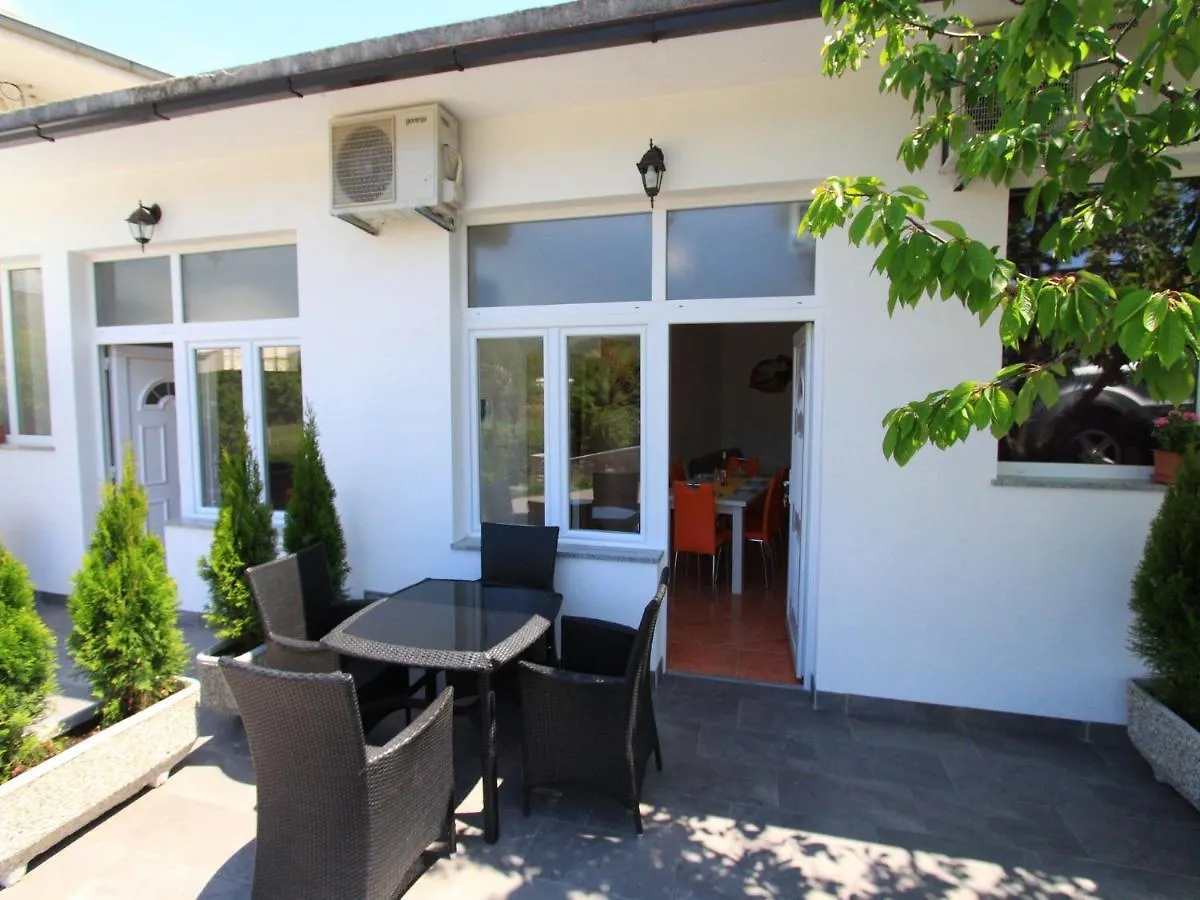 Apartments Nero Novi Vinodolski